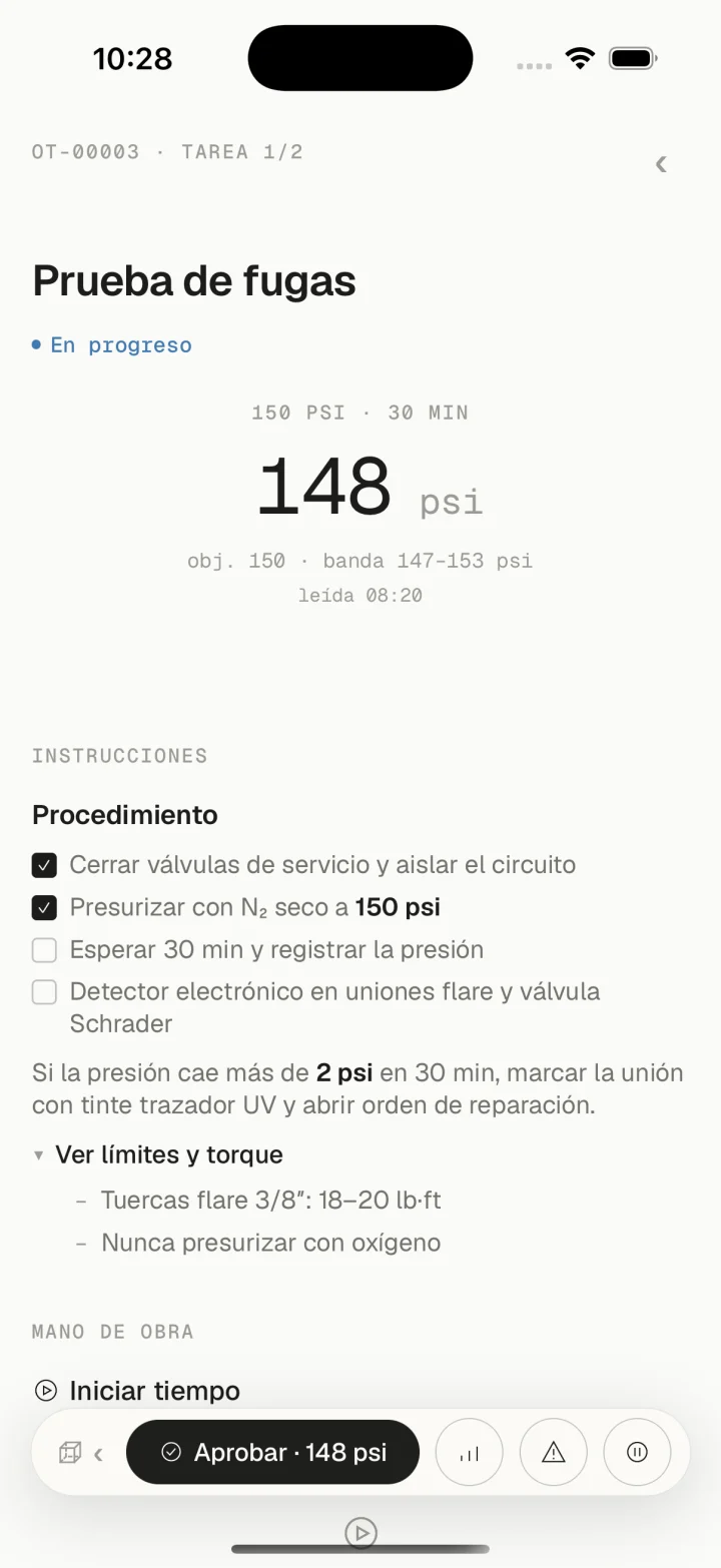 Tarea «Prueba de fugas» en la app móvil de Grivara OPS: lectura de 148 psi contra la banda de 147 a 153, checklist con pasos marcados y el procedimiento completo.